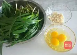 Two mixed with bread...Illustration of how to make leek, egg and shrimp skin filling 3