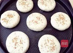 Illustration of making bean dregs and white flour sugar cake 3