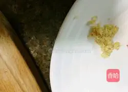 Illustration of how to make beef and chive dumpling stuffing 2