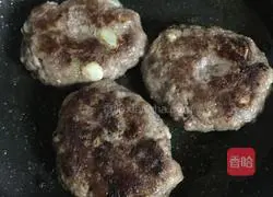 Illustration of making homemade hamburger patties 5