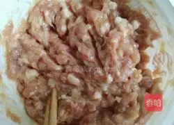 Illustration of how to make shrimp, leek, and egg dumpling filling 8