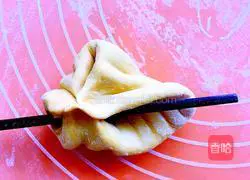 Illustration of how to make pumpkin conch steamed buns 16