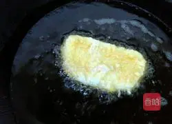 Illustration of how to make fried steamed bun slices 6