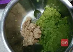 Illustration of how to make celery and pork dumplings 1