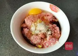 Illustration of how to make fresh meat wontons 2