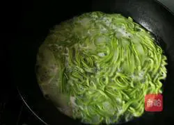 Illustration of how to make green fried noodles 8