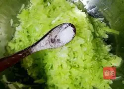 Illustration of how to make lettuce and pork dumplings 2