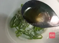 Illustration of how to make spicy and sour wontons 6