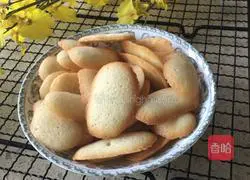 Illustration of how to make egg white crisps 10