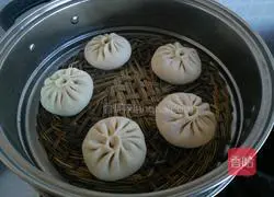 Illustration of how to make Lianghe noodles and donkey meat stuffed buns 22