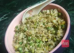 Illustration of how to make peas and eggs fried rice 4