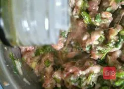 Illustration of how to make coriander and pork wontons 5