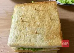 Illustration of how to make ham, cheese and egg sandwich 11