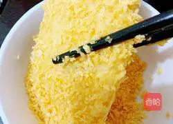 Illustration of how to make egg steamed bun slices 4