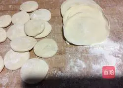 Illustration of how to make dumplings stuffed with pork and celery stuffing 12