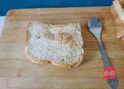 Illustration of how to make egg and ham sausage sandwiches 1 