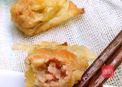 Illustration of how to make cumin-fried wontons 5