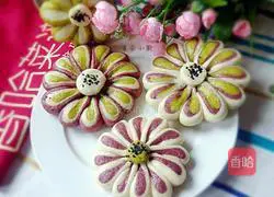 Illustration of how to make Sunflower Buns 17