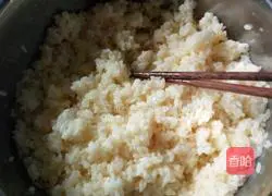 Illustration of how to make golden fried rice 3