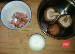 Illustration of how to make spicy pork and mushroom noodles 1