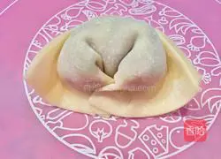 Illustration of how to wrap celery, pork and ingot wontons 6