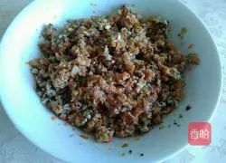 Illustration of how to make mushroom, pork and carrot dumplings 10