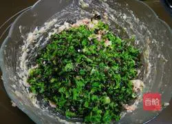 Illustration of how to make celery and pork dumpling stuffing 17