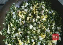 Illustration of how to make leek, egg and shrimp dumplings 11