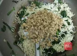 Illustration of how to make stir-fried noodles with minced chives and minced meat 6