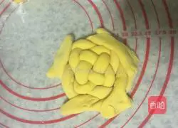 Illustration of how to make steamed buns with pumpkin and bean paste 6