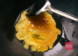 Illustration of how to make lard and egg fried rice 4