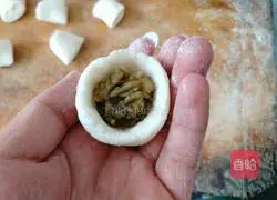 Illustration of how to make glutinous rice balls with peanut and mung bean paste 13