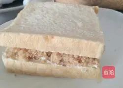 Illustration of how to make meat floss sandwich 4