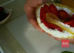 Illustration of how to make cream strawberry crepe 9