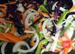 Illustration of how to make Tianyuan fried noodles 11