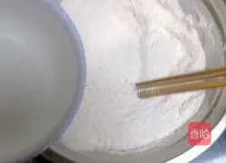 Illustration of how to make red bamboo shoot buns 7