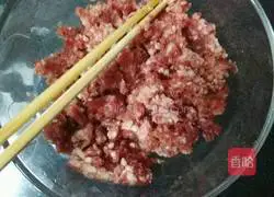 Wontons stuffed with beef and chives Illustration of how to do it 1