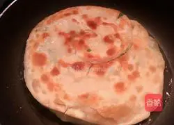 Illustration of how to make crispy scallion pancakes 19