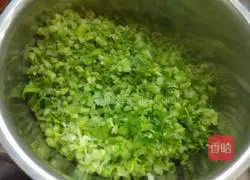 Illustration of how to make celery and meat dumplings 4