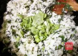 Illustration of how to make kale fried rice 6