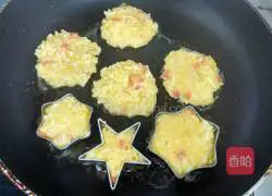 Illustration of how to make leftover rice and egg pancakes 9