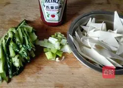 Illustration of how to make fried noodles with tomato sauce 1