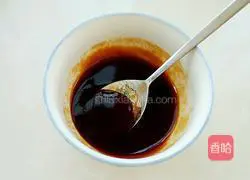 Illustration of how to make noodles with oyster sauce and tomato sauce 2