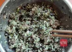 Illustration of how to make pork and sophora flower dumplings 15