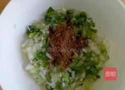 Illustration of how to make scallion pancakes 3