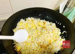 Illustration of how to make traditional egg fried rice bento 8