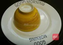 Illustration of how to make fried rice with beef, vegetables and eggs 12