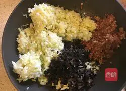 Illustration of how to make cabbage oil shuttle stuffed buns 8