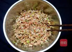 Illustration of how to make green onion, mushroom and pork dumplings 6