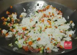 Illustration of how to make fried rice with eggs, ham and sausage 6